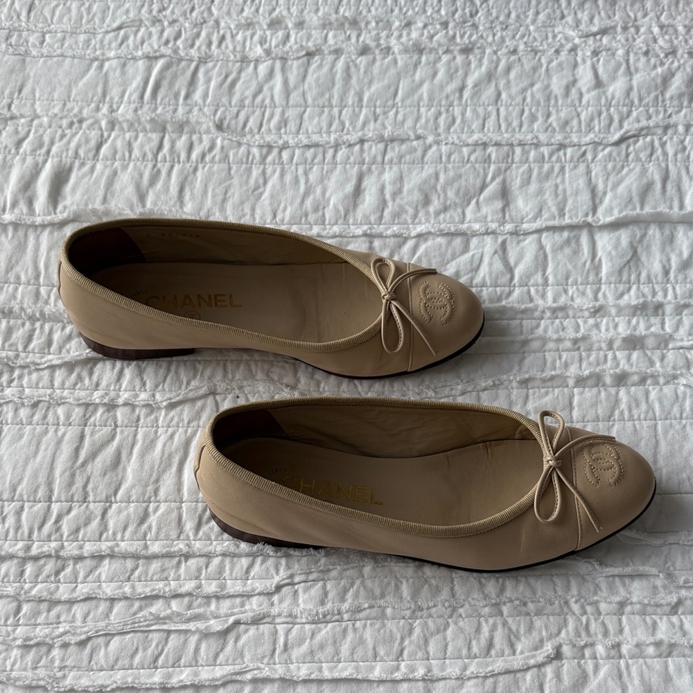 CHANEL Cream Leather Flats with Bow - Picture 4 of 9